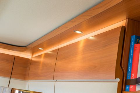 Die Ambientebeleuchtung, an den Oberschränken, taucht die Sitzgruppe in ein ganz besonders angenehmes Licht ©